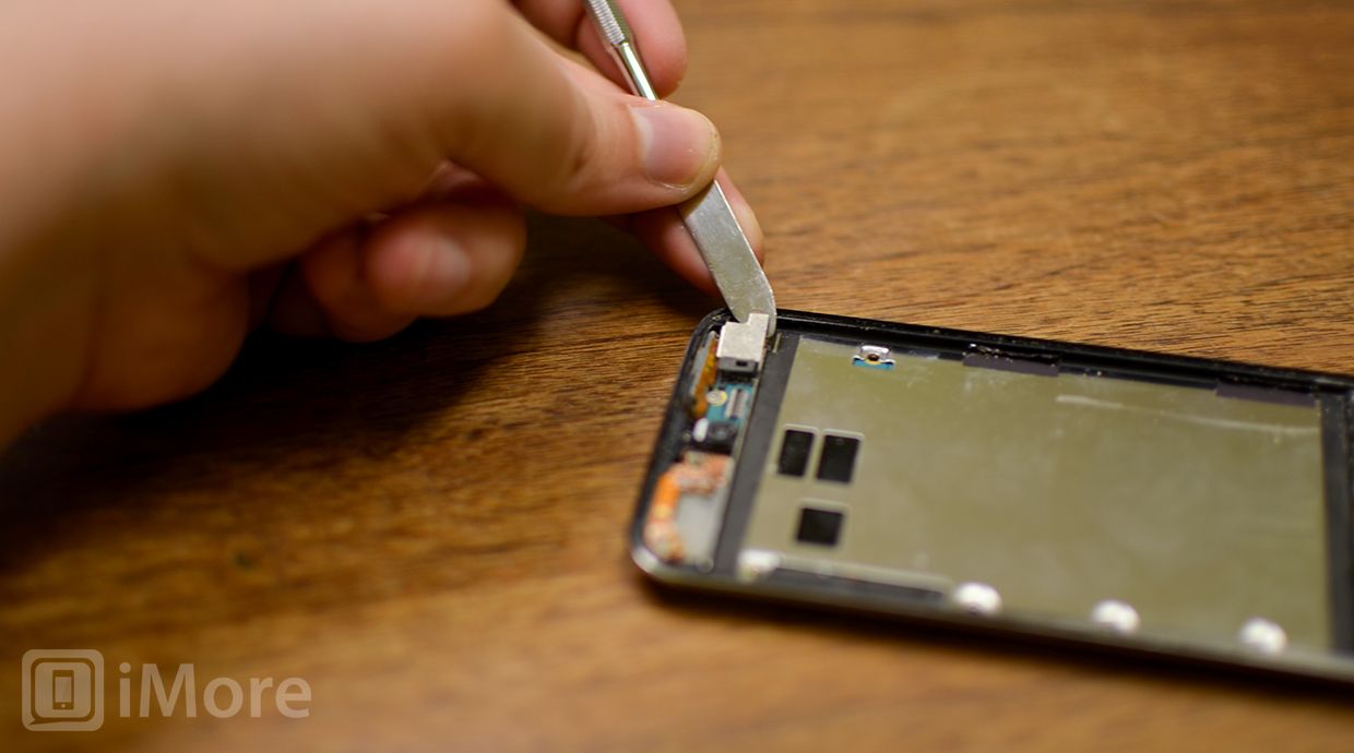 Снимите фиксатор камеры iPod touch 4-го поколения.