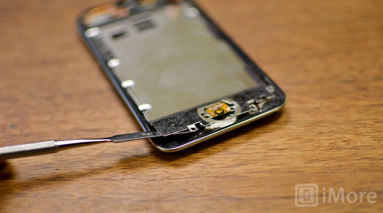 Поднимите нижнюю левую сторону экрана платы логики на iPod touch