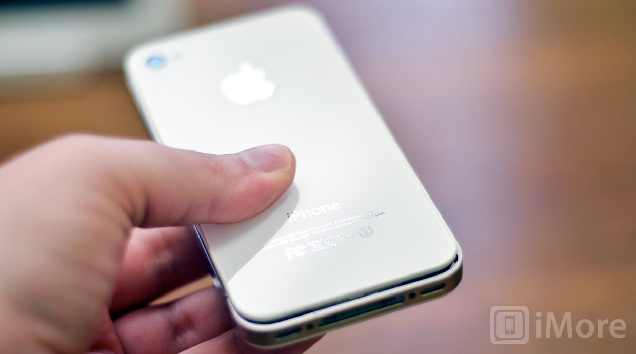 iPhone 4S снять заднюю панель