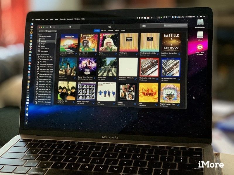 MacBook Air с музыкальной библиотекой iTunes iCloud