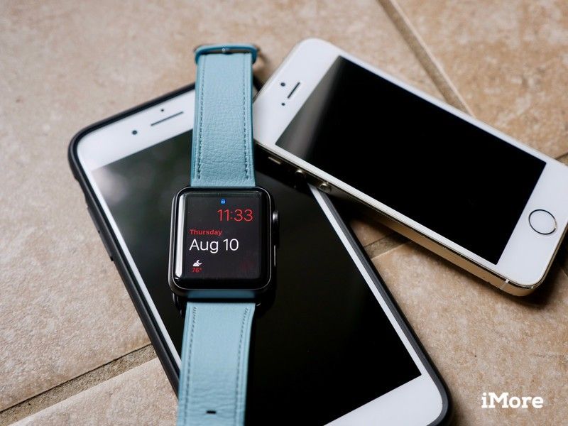 Apple Watch лежит на iPhone 7 Plus и iPhone SE