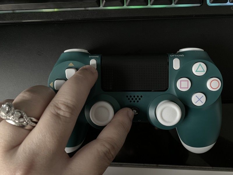 Удерживайте кнопки «Поделиться» и «PS» на DualShock 4