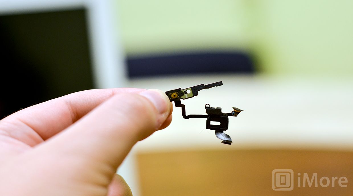 Поместите новый кабель кнопки питания на существующий кронштейн