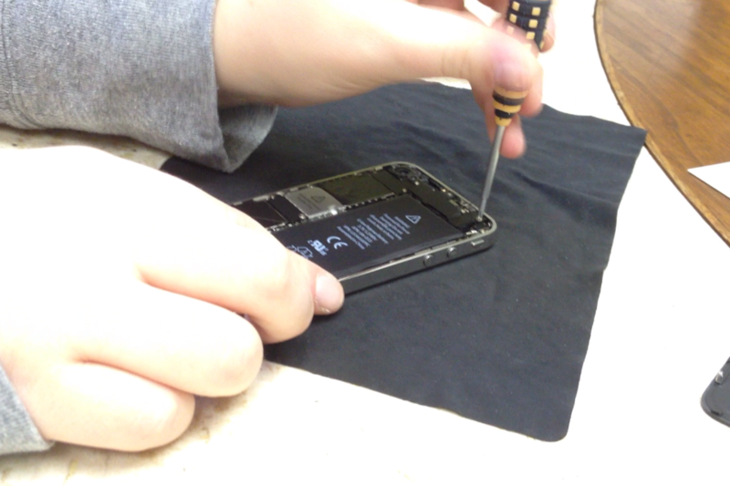 Удалите винты сборки вибратора