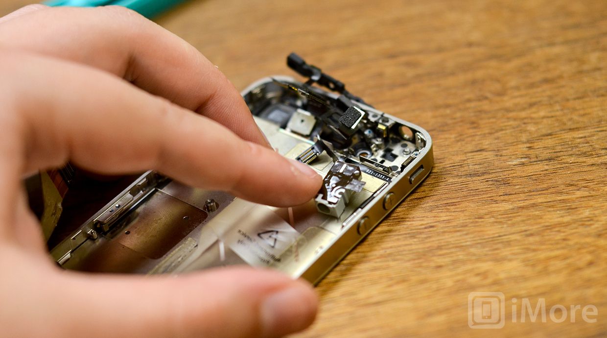 Откинуть iPhone 4 разъем для наушников в сборе