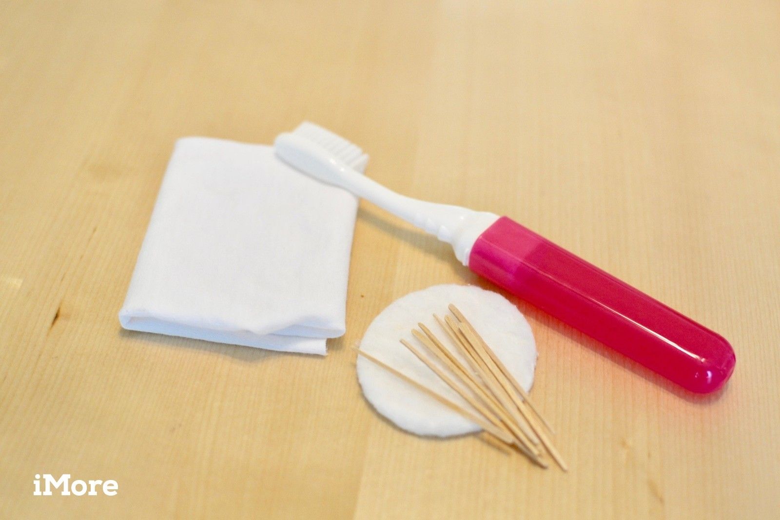 Вещи, которые вам нужны: ткань, зубная щетка, зубочистка, ватный тампон