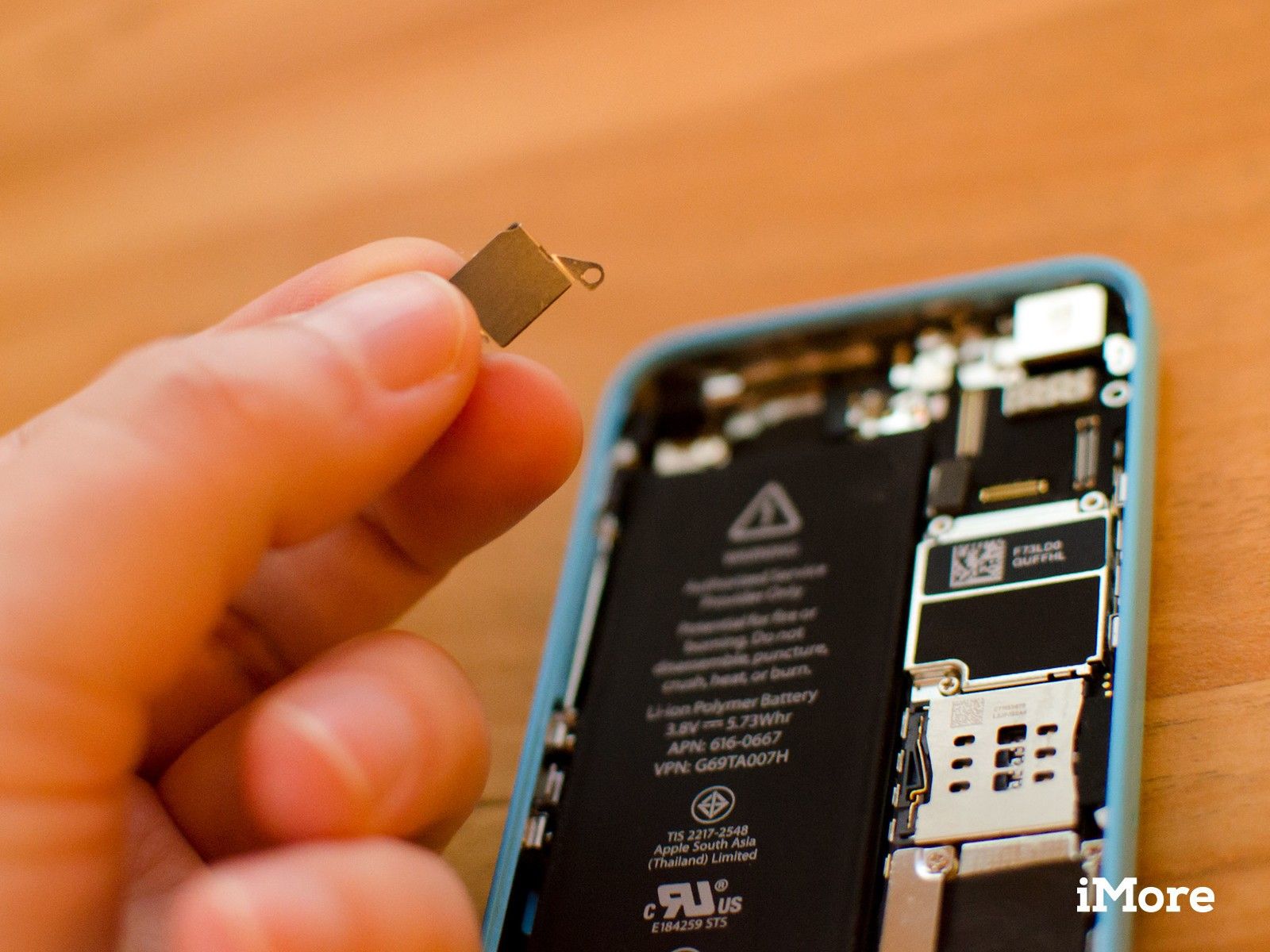 Как заменить заднюю камеру iSight в iPhone 5c