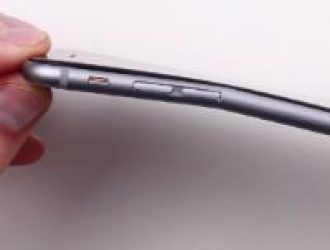 Глупые подростки идут в Apple Store, чтобы согнуть iPhone 6 Plus