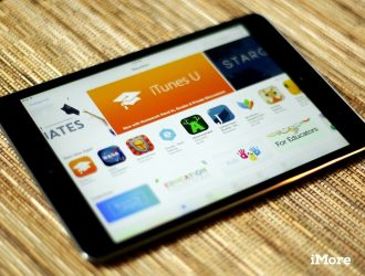 iPad и помогая своим детям справиться с летней горкой! |