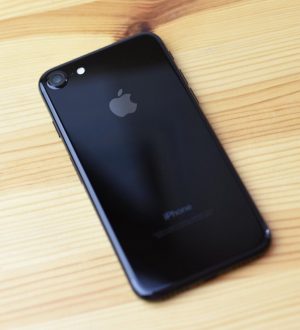 Как дополнить аксессуарами свой Jet Black iPhone 7 |