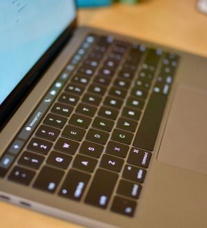 Как использовать сенсорную панель с приложением &laquo;Контакты&raquo; в MacBook Pro |