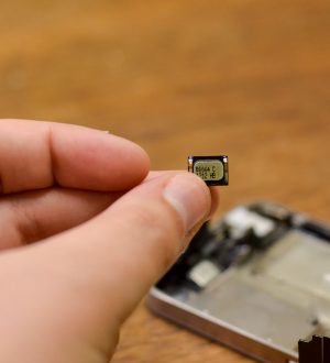 Как починить унесенный динамик динамика в GSM / AT & T iPhone 4 |