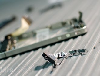 Как заменить разъем для наушников и кабель громкости в GSM / AT & T iPhone 4 |