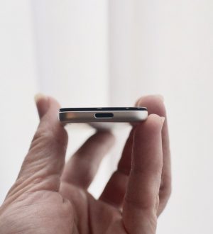 Как зарядить Siri Remote |