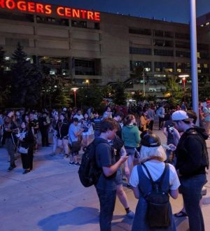 Около 4000 участников выставки Pokémon Go в Торонто |