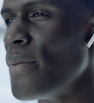 Вы можете коснуться своего уха, чтобы активировать свои AirPods