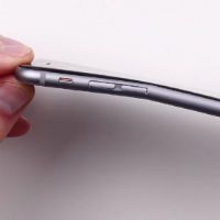 глупые подростки сгибают iphone в магазине Apple